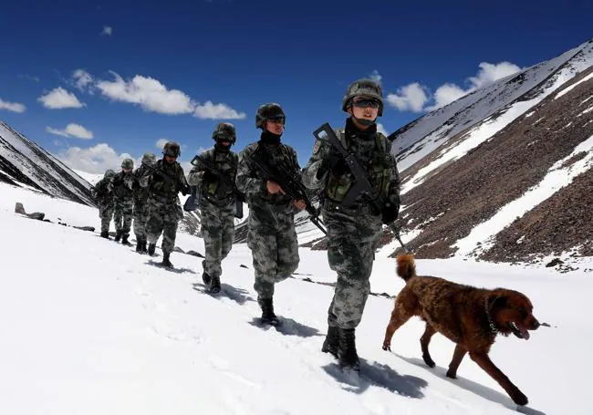 Patrullas militares de China en Xinjiang.
